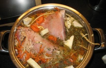 एक आस्तीन में पकाया हुआ सूअर का मांस पोर, एक आस्तीन में एक शैंक कैसे सेंकें